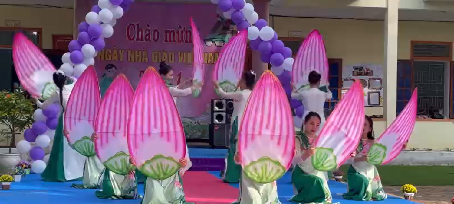 Tiết mục văn nghệ của cô giáo.